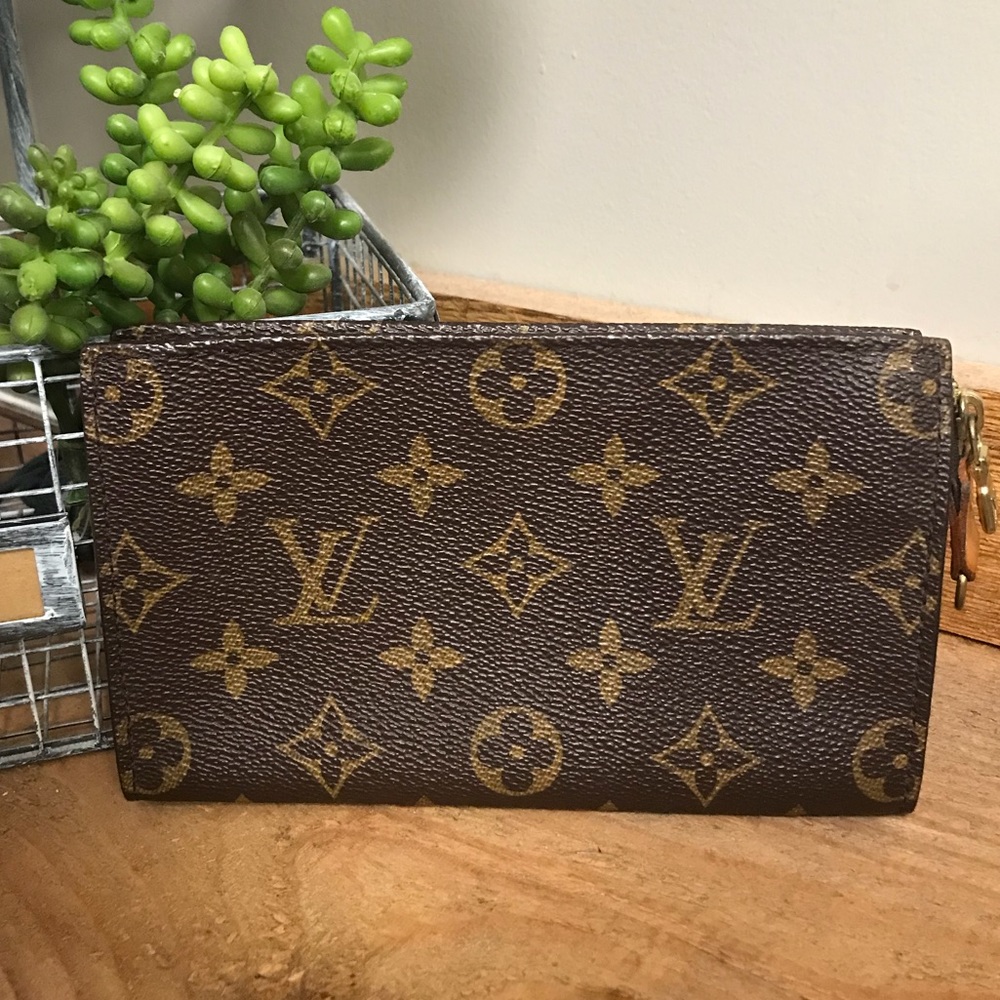 ⭐️💃🏼Louis Vuitton Authenticate Toiletry Pouch
